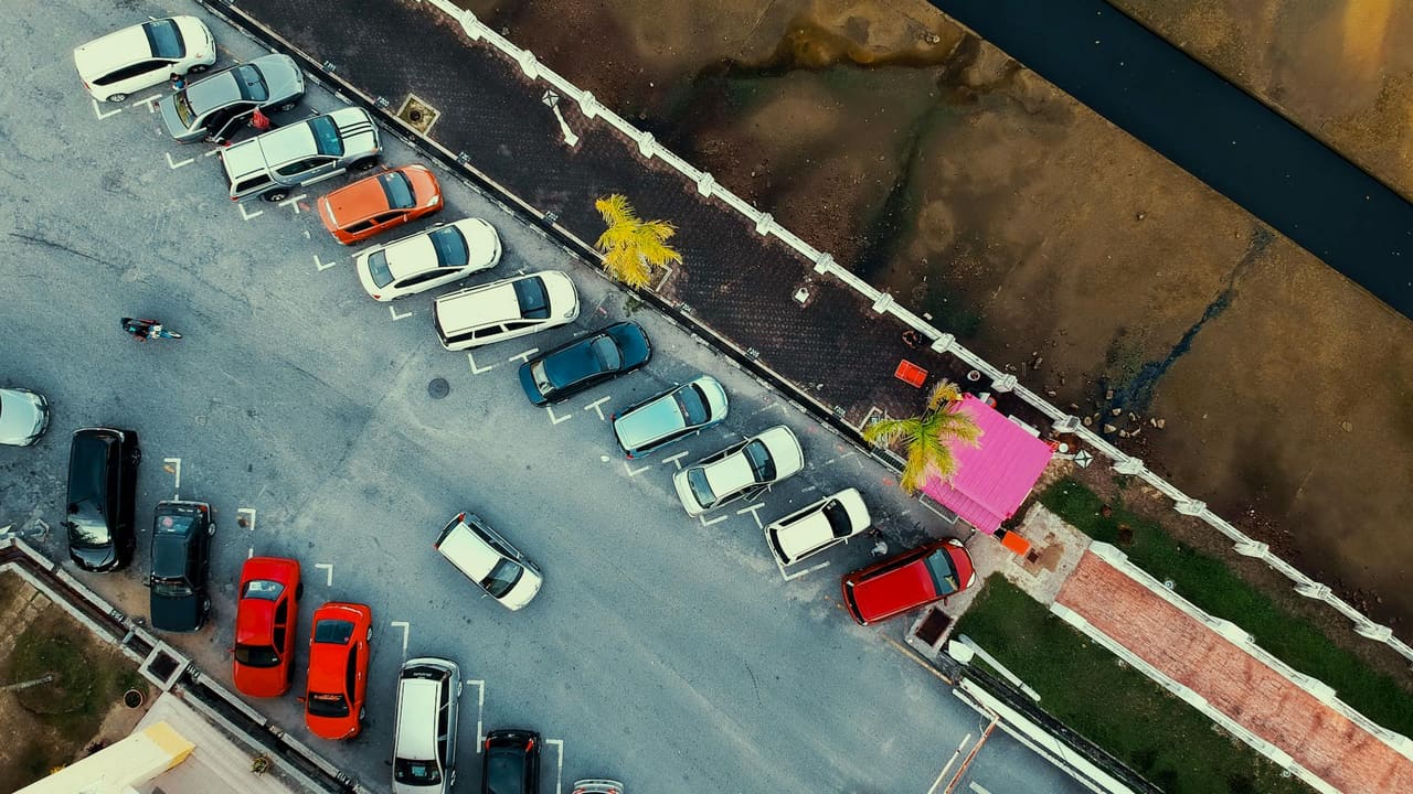 Parking Dudzis we Wrocławiu — auta zaparkowane na strzeżonym terenie